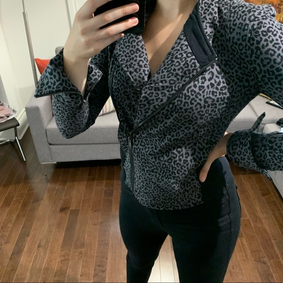 ✨FLASH SALE✨ Women’s Jacket - Picture 4 of 8